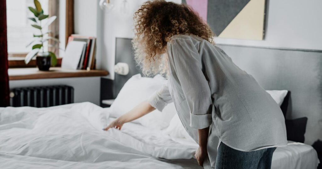 La psicología dice que las personas que hacen la cama apenas se levantan poseen 3 hábitos destacados que están relacionados con el autocontrol imagen-100