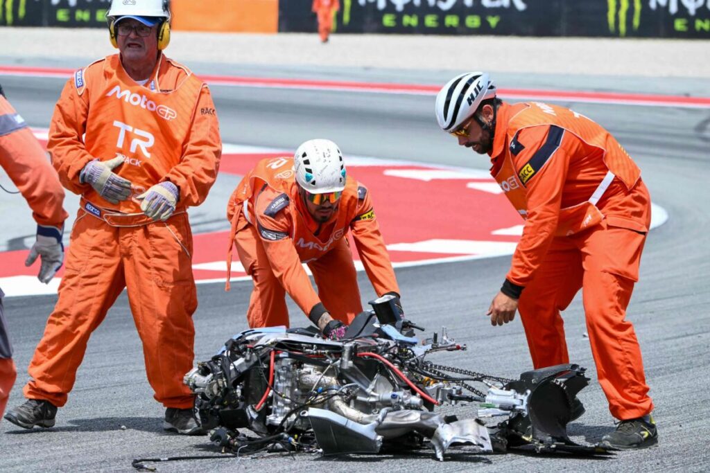 El grave accidente de Álex Márquez en el MotoGP de Catalunya: sufrió una dura caída y la carrera fue interrumpida imagen-5