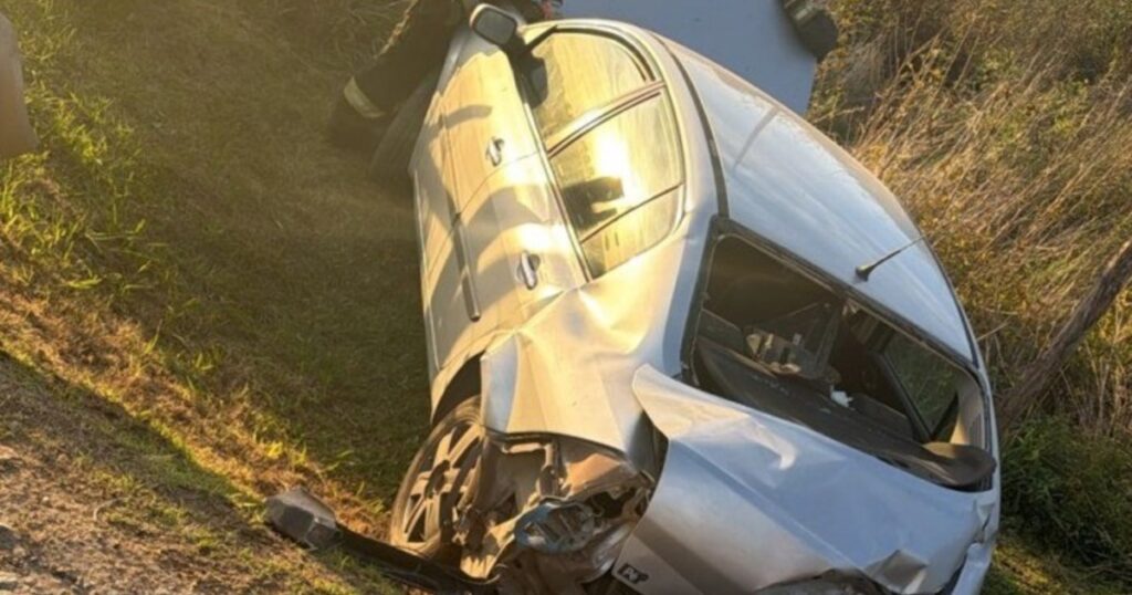 El tren que une Constitución con Mar del Plata embistió un auto: fue en Castelli y hay un herido imagen-99
