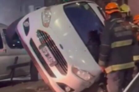 Impactante vuelco en Caballito: perdió el control de su auto y chocó a dos vehículos estacionados imagen-12