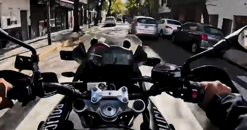 Persecución en la Ciudad: detuvieron a un motochorro colombiano tras perder el control de la moto mientras escapaba imagen-97