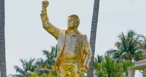 Inauguraron la estatua gigante de oro de Donald Trump imagen-4