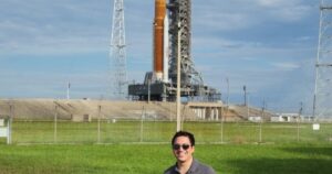 De no hablar inglés y ser rechazado 11 veces a liderar un equipo en la NASA: el ingeniero que desarrolló el sistema de emergencia del Artemis II imagen-2