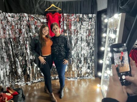 Sala llena y looks de gala: el Cine Teatro Oberá vivió un fin de semana a puro glamour con «El Diablo Viste a la Moda 2» Sala llena y looks de gala: el Cine Teatro Oberá vivió un fin de semana a puro glamour con «El Diablo Viste a la Moda 2» imagen-69