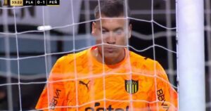 Nuevas locuras de Aguerre, el arquero de Peñarol: se comió una galletita que le tiraron de la tribuna y luego asustó al árbitro imagen-3