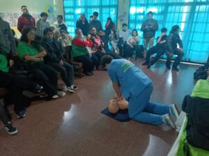 Capacitaron en RCP, Maniobra de Heimlich y uso del DEA a la comunidad educativa del barrio Yacyretá imagen-82