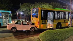 Choque entre un auto y un colectivo en Posadas: un hombre fue hospitalizado imagen-1