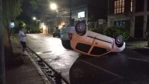 Conducía alcoholizado en pleno centro de Posadas y volcó su vehículo imagen-1
