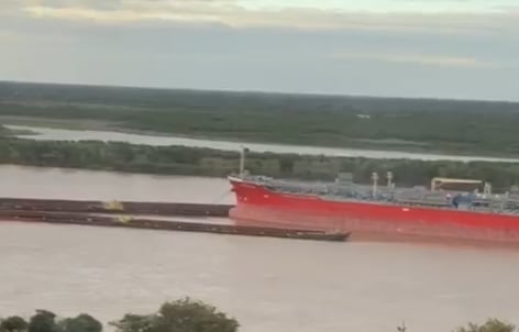 Dos buques protagonizaron un fuerte choque en el Río Paraná imagen-98