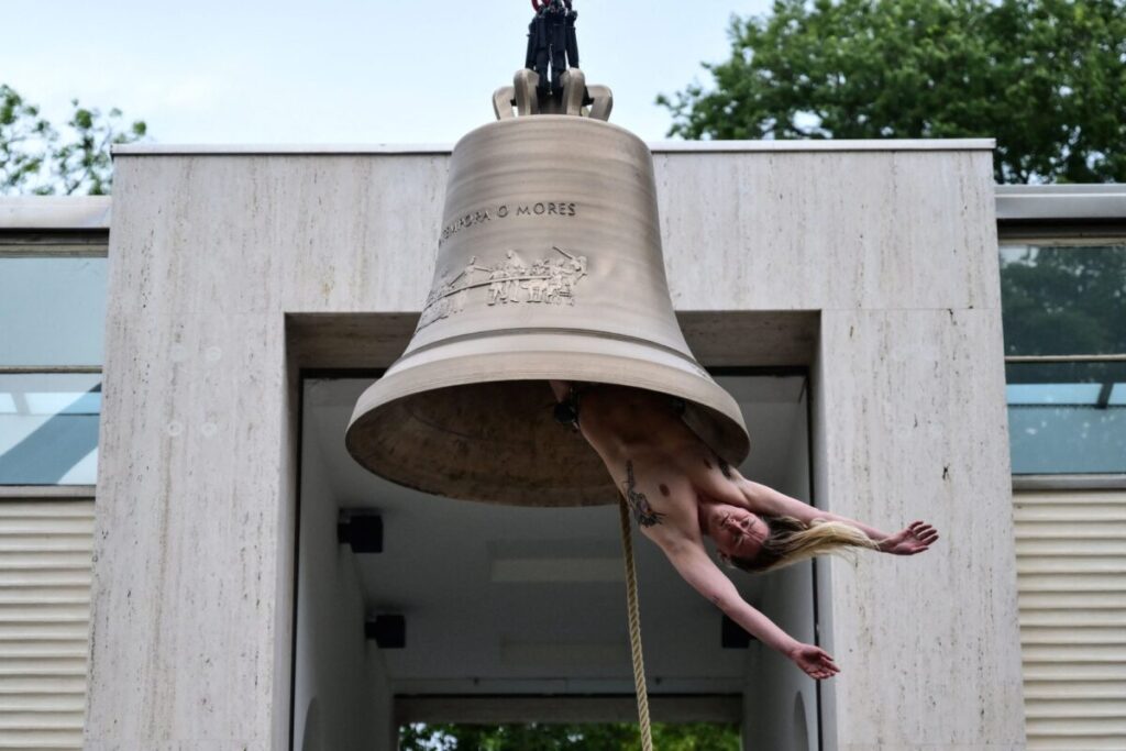 Una campana humana y un tanque con orina: la provocadora apuesta de Austria en la Bienal de Venecia imagen-96