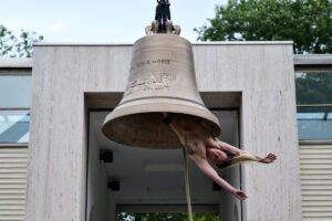 Una campana humana y un tanque con orina: la provocadora apuesta de Austria en la Bienal de Venecia imagen-4