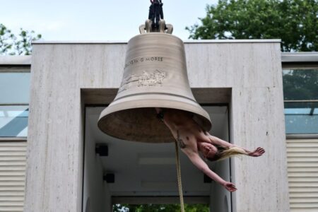Una campana humana y un tanque con orina: la provocadora apuesta de Austria en la Bienal de Venecia imagen-8