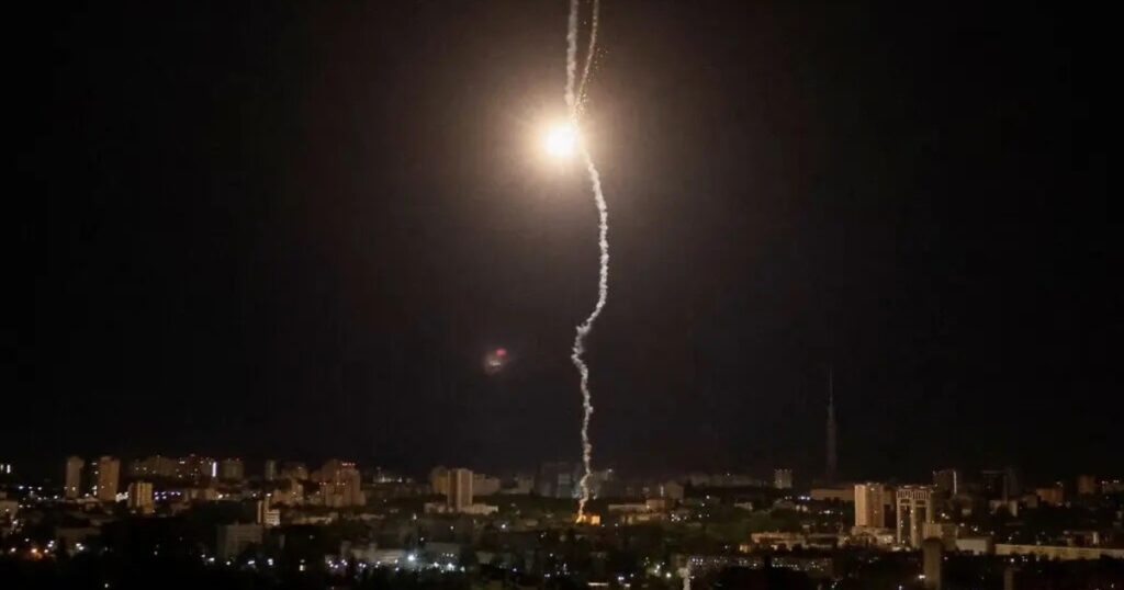 Rusia atacó Kiev con misiles balísticos tras una ofensiva mortal de Ucrania a una ciudad ocupada Rusia atacó Kiev con misiles balísticos tras una ofensiva mortal de Ucrania a una ciudad ocupada imagen-101