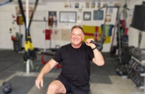 Dan John, atleta, entrenador e impulsor del método: “Si todo lo que pudiera hacer fuera un movimiento sería la caminata del granjero” imagen-3
