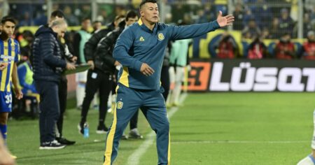 La picante respuesta de Almirón a Milito: "No sé qué partido vio" imagen-18