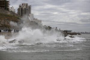 Cuándo y dónde impactará el ciclón extratropical que provocará vientos huracanados y olas de hasta 12 metros imagen-1