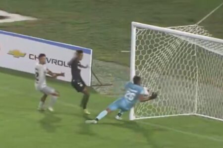 Escándalo en Panamá: un futbolista dejó la cancha antes de tiempo y acusó a su arquero de amañar el partido imagen-7