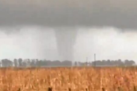 Los videos más impactantes del temporal que azotó al AMBA en la medianoche: inundaciones, granizo y un tornado imagen-14