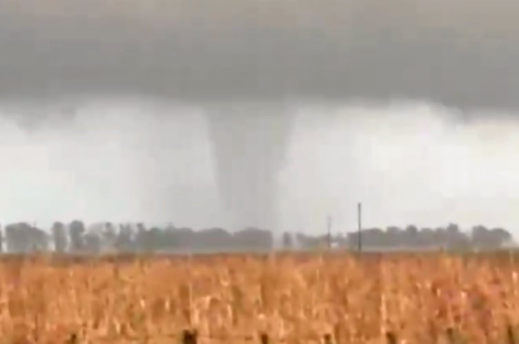 Los videos más impactantes del temporal que azotó al AMBA en la medianoche: inundaciones, granizo y un tornado imagen-99