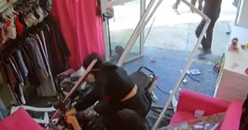 Perdieron el control de la moto y embistieron la vidriera de una tienda de ropa: el accidente que se volvió viral imagen-5