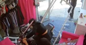 Perdieron el control de la moto y embistieron la vidriera de una tienda de ropa: el accidente que se volvió viral imagen-3