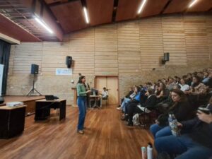 Apuestas online en alerta: capacitan a más de 200 docentes para frenar su avance en las aulas imagen-1