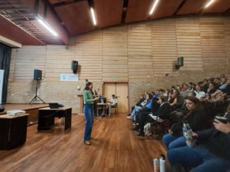 Apuestas online en alerta: capacitan a más de 200 docentes para frenar su avance en las aulas imagen-12