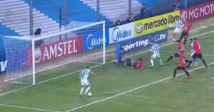 Maravilla Martínez pasó del penal de la "redención" al insólito gol errado en la eliminación de Racing en la Sudamericana imagen-4