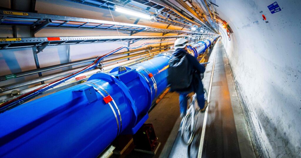 Enterrado bajo la frontera franco-suiza, el Gran Colisionador de Hadrones (LHC) es una máquina que parece sacada de la ciencia ficción: su anillo de imanes superconductores de 27 kilómetros busca llevar la física al límite imagen-102