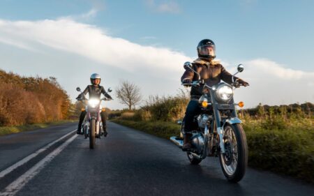 Llega a la Argentina una nueva y potente moto con estética retro y pensada para viajes largos imagen-9