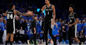 NBA: en doble suplementario, los Spurs metieron el primer mazazo como visitante imagen-2