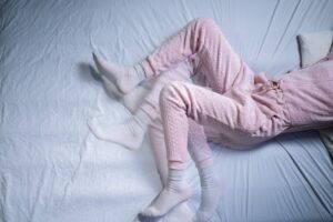 Síndrome de piernas inquietas: 5 hábitos para mejorar esta afección cuando los síntomas son leves, según Harvard imagen-3