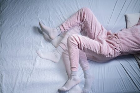 Síndrome de piernas inquietas: 5 hábitos para mejorar esta afección cuando los síntomas son leves, según Harvard imagen-10