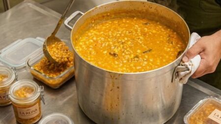 La Reina celebra el 25 de Mayo con locro, empanadas y pastelitos imagen-8