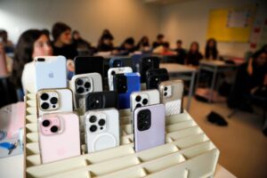 Un informe mundial evaluó las restricciones a los celulares en las aulas de América Latina y el mundo imagen-3