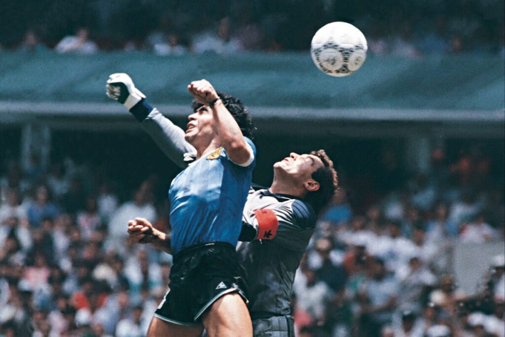 El partido: un “viaje cósmico” a través de la historia de una rivalidad eterna y del recuerdo de “la mano de Dios” imagen-4