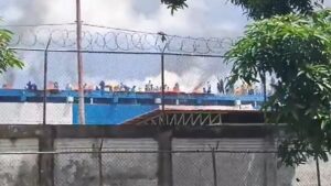 Presos tomaron una cárcel en Venezuela para denunciar torturas y exigir cambio de autoridades Presos tomaron una cárcel en Venezuela para denunciar torturas y exigir cambio de autoridades imagen-1