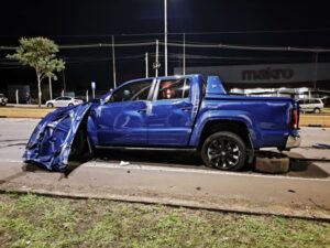 Manejaba alcoholizado, chocó contra un poste y destrozó un semáforo en Posadas imagen-1