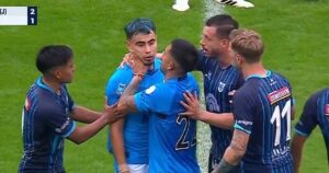 Tensión en la Copa Argentina: el Chino Zelarayán jugó 7 minutos, se descompensó en pleno partido y lo atendieron con ambulancia imagen-2