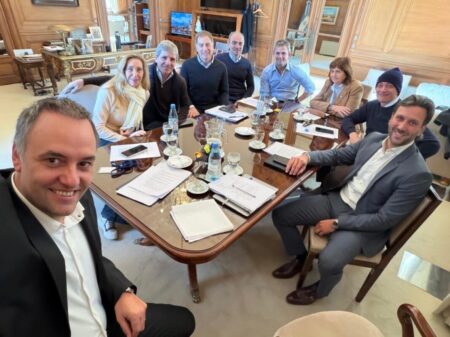 Se reunió la mesa política del Gobierno después de los gestos de Milei para frenar la interna libertaria imagen-8