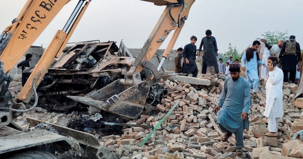 Atentado kamikaze en Pakistán: al menos 15 policías muertos por la explosión de un coche bomba seguida de un asalto armado imagen-97