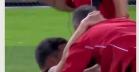 Video: el alocado festejo de Coudet con sus colaboradores en el 2-1 ante Carabobo imagen-12