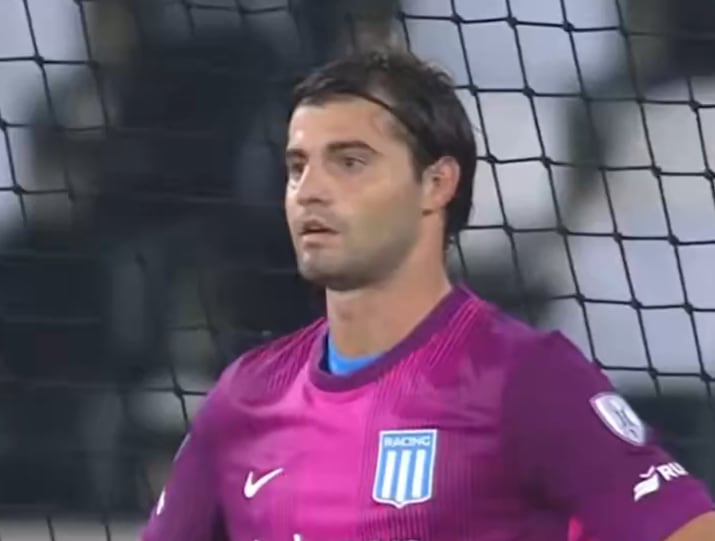 Santiago Sosa se vistió de arquero ante Botafogo tras la expulsión de Facundo Cambeses imagen-99