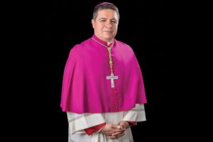 Entró oculto en un auto a EE.UU. y ahora desafía a Trump: la historia del obispo salvadoreño nombrado por el Papa imagen-2
