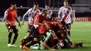 River ganó sobre el final, sufrió una expulsión y quedó líder en la Sudamericana imagen-2