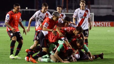 River ganó sobre el final, sufrió una expulsión y quedó líder en la Sudamericana imagen-6