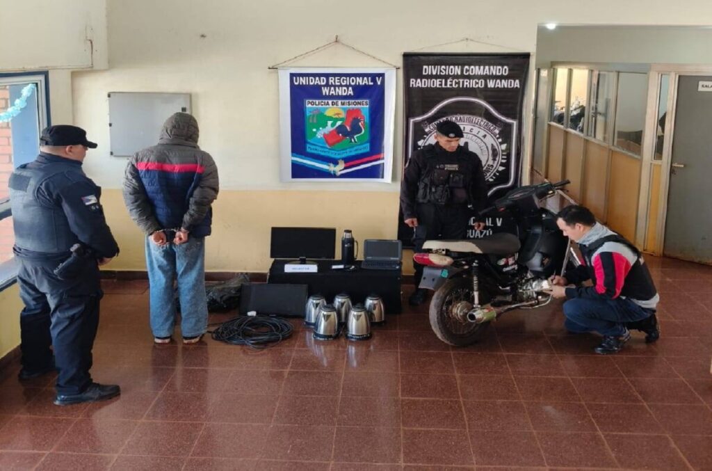 Wanda: La Policía recuperó equipos informáticos robados de un establecimiento escolar imagen-4