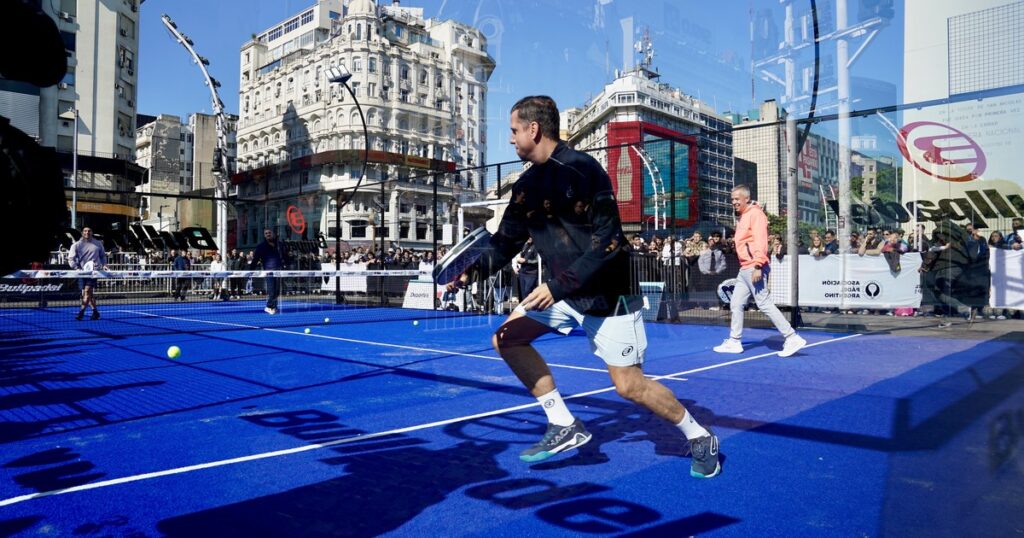 El pádel armó una cancha a los pies del Obelisco, revolucionó el mediodía porteño y disfrutó la previa del Premier de Buenos Aires imagen-4