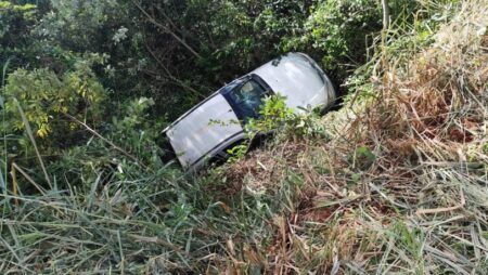 Se bajó a tomar mate y su auto cayó solo a un barranco en Corpus Christi imagen-8