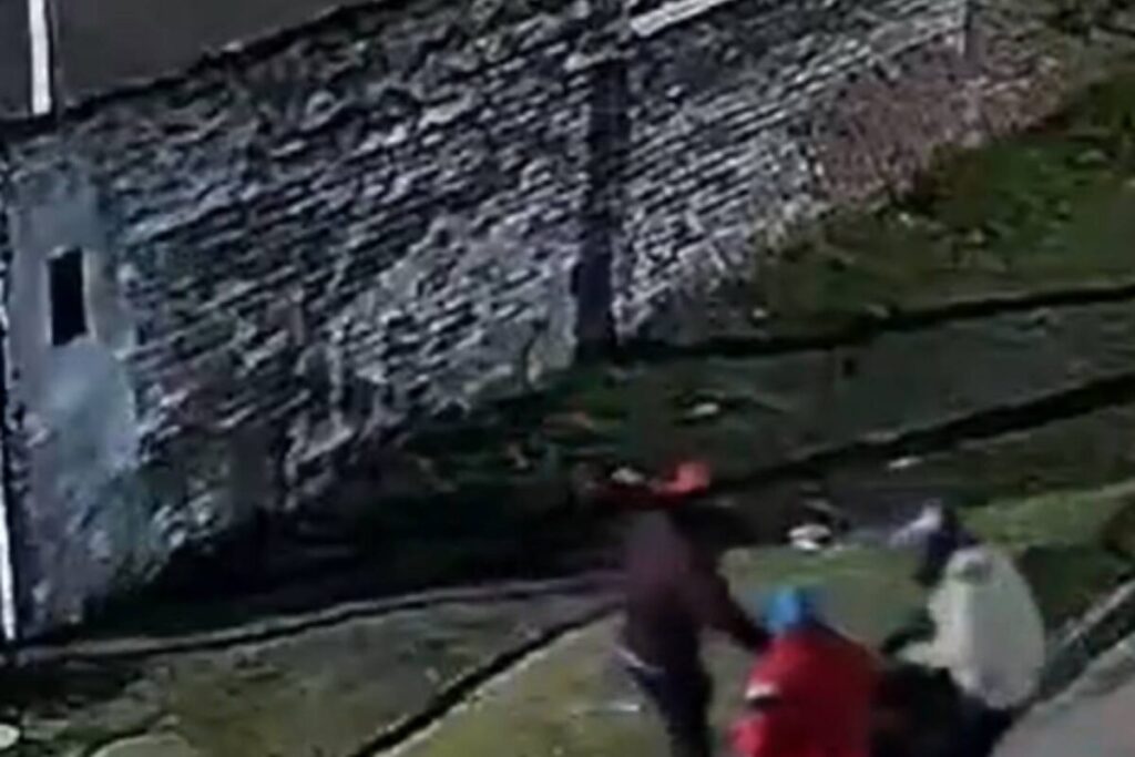 Video: un policía que trabaja como conductor de una aplicación disparó a ladrones que quisieron robarle imagen-4